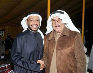 فيصل الدويسان مع احد المهنئين
