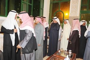 مبارك الخرينج خلال استقباله الناخبين قاسم باشا