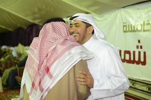 هاني شمس يتلقى تهنئة بالفوز
