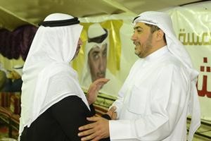 هاني شمس خلال استقباله احد المهنئين
