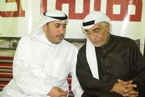 هاني شمس يتلقى التهنئة من احد كبار السن
