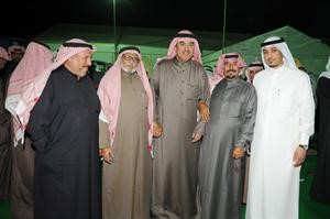 محمد البراك محاطا بالمباركين من ابناء الدائرة