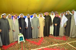 احمد لاري متوسطا المهنئين