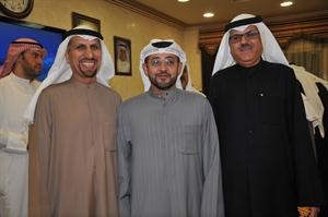 هشام البغلي متوسطا اثنين من المهنئين