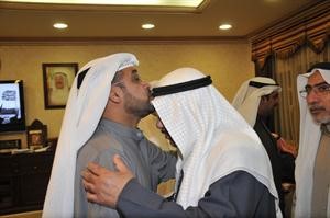 البغلي يقبل راس احد كبار السن