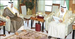 صاحب السمو الامير الشيخ صباح الاحمد لدى تسلمه كتاب استقالة الحكومة من سمو رئيس الوزراء الشيخ جابر المبارك