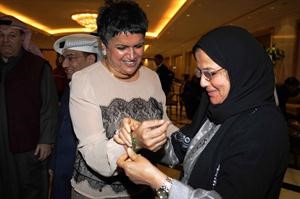 ناخبة تقلد صفاء الهاشم هدية النجاح