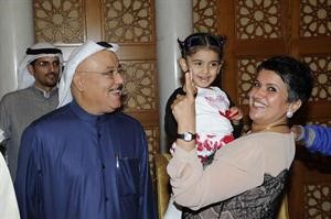 الهاشم تحمل طفلة حضرت مع اهلها للتهنئة