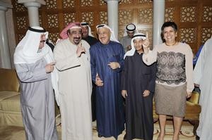 احمد جوهر ومجموعة من الناخبين يباركون
