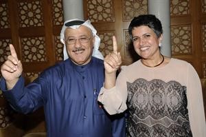 صفاء الهاشم ونبيل الفضل وعلامة النصر
