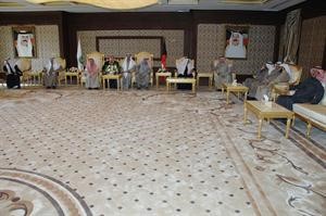 محافظ الفروانية الفريق عبدالحميد الحجي مستقبلا رواد ديوان عام المحافظة