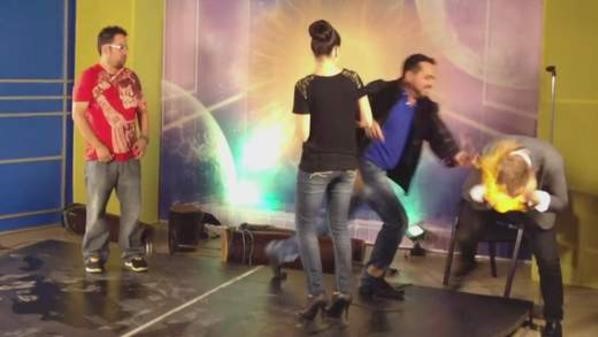 بالفيديو.. سحر الساحر.. يرتد عليه فيحرق رأسه  مباشرة اثناء عرض تلفزيوني  