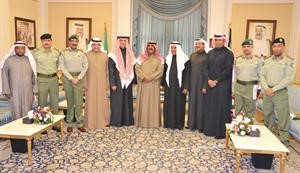 الشيخ مشعل الاحمد مع وفد شركة ناقلات النفط بدر الخشتي والشيخ علي الحمود ومحمد السعيد ويوسف الخميس بحضور ناصر الدعي ودعبدالوهاب الرومي وعدد من منتسبي الحرس الوطني﻿