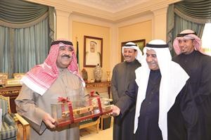 هدية تذكارية من شركة ناقلات النفط الى الشيخ مشعل الاحمد﻿
