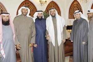 دعلي العمير بين المهنئين بالفوز