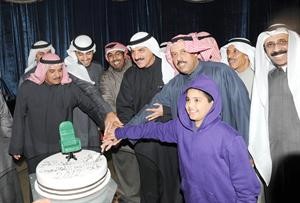 عبدالله المعيوف يقطع كيكة الاحتفال بالفوز ويبدو الزميل جاسم التنيب﻿