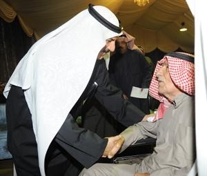 المعيوف يتلقى مباركة من احد كبار السن﻿