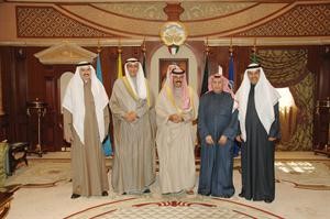 سمو ولي العهد الشيخ نواف الاحمد مستقبلا فيصل الجزاف وفليطح والمسعود والمزروعي
