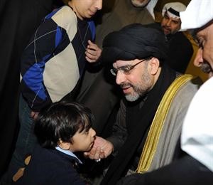 القلاف مع احد الاطفال
