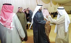 احد كبار السن يحاور حماد﻿