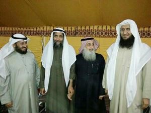  الداعية محمد النجدي والداعية رائد الحزيمي والداعية راشد العليمي مع عبدالرحمن الجيران
