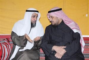 الجيران في حديث جانبي مع احد الحضور