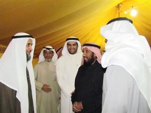 عبدالرحمن الجيران في حديث مع خالد الخراز ويبدو الزميل محمد راتب
