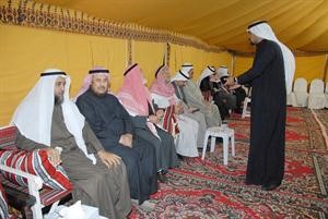 الجيران مع المهنئين في مقره الانتخابي