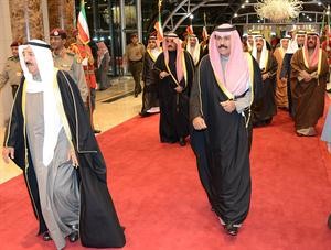 صاحب السمو الامير الشيخ صباح الاحمد لدى وصوله البلاد مساء امس وفي استقباله سمو ولي العهد الشيخ نواف الاحمد وكبار الشيوخ﻿