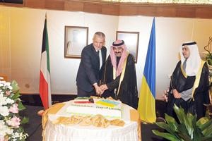 السفير وليد الخبيزي مشاركا السفير الاوكراني فولوديمير تولكاش قطع كعكة الاحتفال متين غوزال