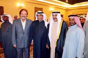 عادل الخرافي متوسطا رئيس مجلس الامة السابق جاسم الخرافي والفنان محمد المنصور