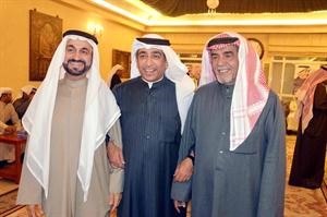 محمد المفرج ودفاضل صفر يتوسطهما عادل الخرافي