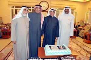دعبدالمحسن الخرافي مع بعض الحضور يتوسطهم عادل الخرافي