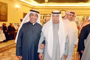 عادل الخرافي مع احد المباركين