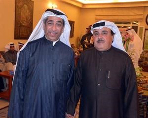 عادل الخرافي مع احد المهنئين