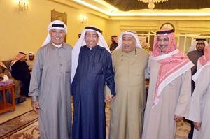 الزميل طارق ادريس يبارك لعادل الخرافي