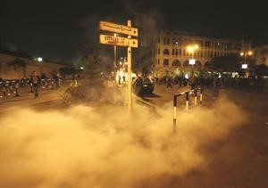 الدخان يتصاعد من قنابل الغاز المسيل للدموع الذي استخدمته الشرطة لتفريق المتظاهرين امام قصر الاتحادية الرئاسي امس 