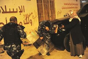 احد رجال القوات الخاصة وقد اصيب في راسه جراء قذفه بالحجارة 