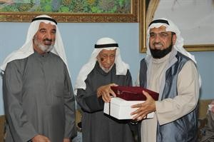 العم يوسف الحجي واحمد سعد الجاسر خلال تكريم احمد الهولي 	انور الكندري﻿