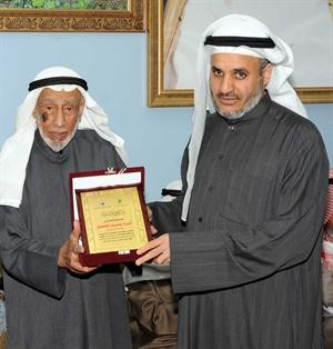 العم يوسف الحجي مكرما عماد الرشود﻿