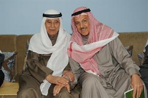 العم خالد عيسى الصالح مع احد الحضور﻿