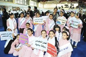 الشيخة شيخة العبدالله مع احد الفرق المشاركة﻿