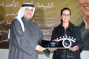 ماضي الخميس يقدم درعا تذكارية الى الشيخة امثال الاحمد﻿