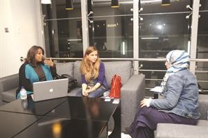 نور ارناؤوط وداليا محمود تتحدثان للزميلة دارين العلي	﻿