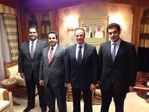 السفير الشيخ سالم العبدالله خلال لقائه وفد الاتحاد﻿