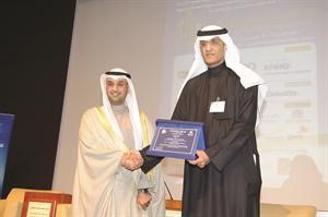 دنايف الحجرف يتسلم درعا تذكارية من رشيد القناعي 	اسامة ابوعطية﻿