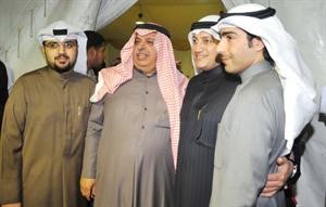 عسكر العنزي محاطا بالمهنئين والمباركين
