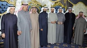 خالد العدوة متوسطا المهنئين ويبدو ركان بن حثلين