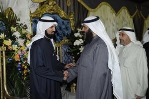 خالد العدوة يتلقى التهاني من احد الحضور