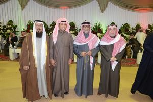 البوص مع عدد من الناخبين
